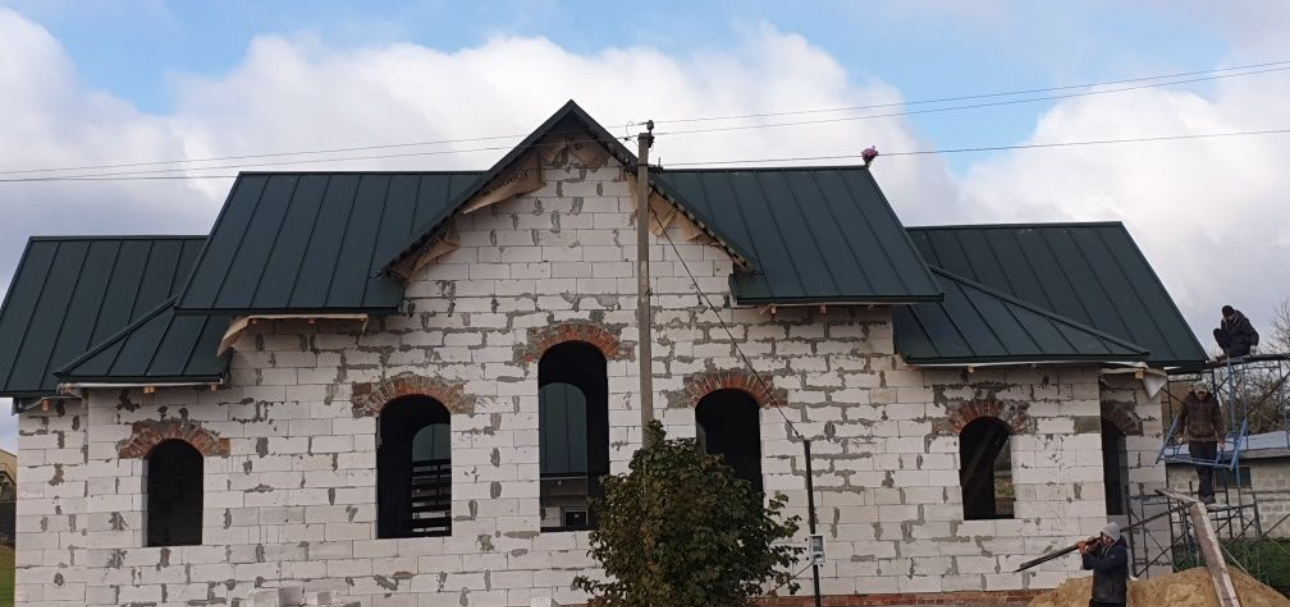 Кровля крыши в Каменском с установленными снегозадержателями